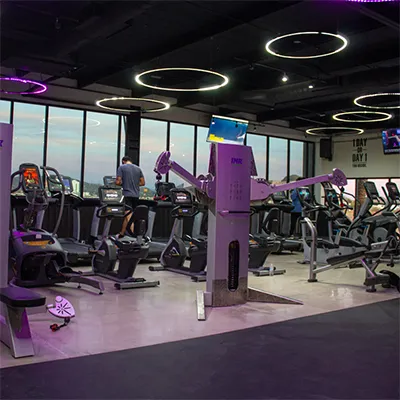 Cardio frente a ventanal 1MR Fitness