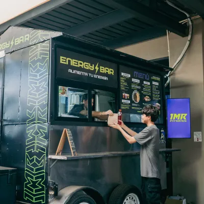 Zona de alimentos saludables y café gratuito